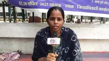 नांदेड: जिल्हाधिकारी कार्यालयासमोरील महिलेच्या उपोषणाला २ महिने पुर्ण;पोलिस संरक्षण देण्याची उपोषणकर्त्या श्रद्धा शिंदेंची मागणी
