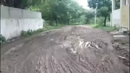 धुळे: वलवाडी चावरा हायस्कूल परिसरात रस्त्याची चाळण रस्ता दुरुस्त करावा शिवसेनेची साक्री रोड महापालिका आयुक्तांकडे मागणी