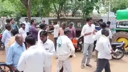టేక్మల్: ఇందిరమ్మ ఇల్లు రాలేదని ఇళ్ల కోసం ఆందోళనకు దిగిన టేక్మాల్  గ్రామ ప్రజలు