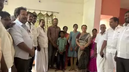 காஞ்சிபுரம்: பிள்ளையார்பாளையம் பகுதியில் அண்ணா யுனிவர்சிட்டி பொறியல் தரவரிசையில் மாநில அளவில் முதலிடம் பெற்ற மாணவியை உத்திரமேரூர் எம்எல்ஏ பாராட்டினார்