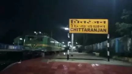 जामताड़ा: चितरंजन रेलवे स्टेशन पर ट्रेन से कटकर व्यक्ति की मौत, पुलिस घटनास्थल पर, मृतक की पहचान नहीं