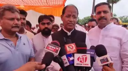 कटेया: कटेया में सांसद डॉ. आलोक कुमार सुमन ने प्रधानमंत्री ग्राम सड़क योजना के तहत RCC पुल निर्माण का किया शिलान्यास