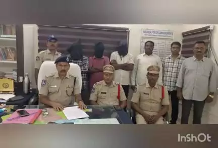 ఎన్జీవోఎస్ కాలనీలో రౌడీ షీటర్ హత్య కేసులో ముగ్గురు నిందితులను అరెస్టు చేసి మీడియా ముందు ప్రవేశపెట్టిన పోలీసులు