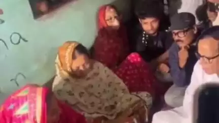 কালীগঞ্জ: মোলান্দি গ্রামে বোমা হামলায় নিহত তামান্নার পরিবারের সঙ্গে সাক্ষাৎ করলেন রাজ্য সিপিএমের সম্পাদক মোঃ সেলিম ও বাম নেতৃত্ব