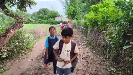 नौरोजाबाद: वार्ड नंबर-15 में सड़क का निर्माण ना होने के कारण स्कूली बच्चे व स्थानीय लोग हो रहे परेशान #jansamasya