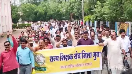 गुना नगर: शिक्षा विभाग में ई-अटेंडेंस योजना का शिक्षकों ने किया विरोध, मुख्यमंत्री के नाम गुना कलेक्टर को दिया ज्ञापन