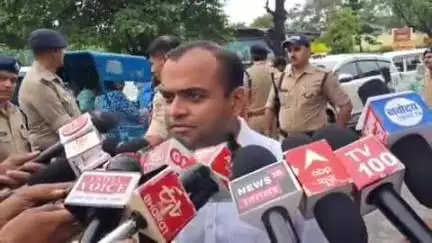 हरिद्वार: अवैध खनन पर डीएम मयूर दीक्षित की सख्ती, कहा- अब तक सीज किए 12 स्टोन क्रेशर, हाथी पुल पर दिया बयान