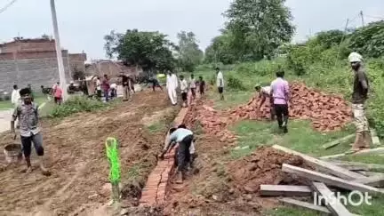 नजीबाबाद: पुलिस, राजस्व प्रशासन और फोर्स की मौजूदगी में किरतपुर में निकाली गई वर्षों पूर्व विवादित सरकारी चकरोड
