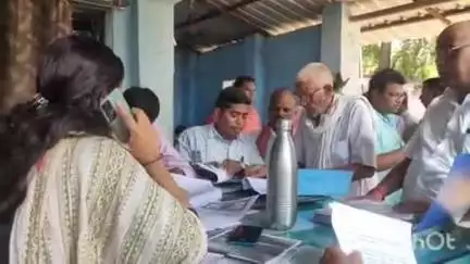 शंभूगंज: शंभूगंज थाना में सीओ व थानाध्यक्ष ने लगाया जनता दरबार, भूमि विवाद के कई मामलों का किया निपटारा