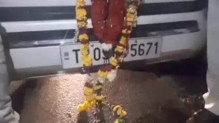 కోరుట్ల: మంత్రి ఆడ్లూరి లక్ష్మణ్ కుమార్ కి తప్పిన ప్రమాదం. మెట్పల్లి మండలం మారుతి నగర్ శివారులో మంత్రి ప్రయాణిస్తున్న ముందు