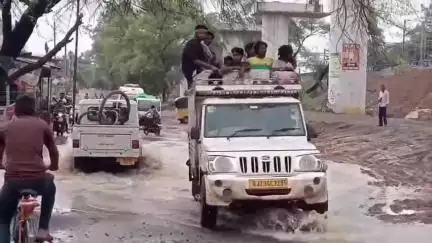 कटनी नगर: ग्रेड सेपरेटर निर्माण कार्य की वजह NKJ क्षेत्र के लोग हो रहे हैं परेशान, बारिश में जलमग्न हुई सड़क
