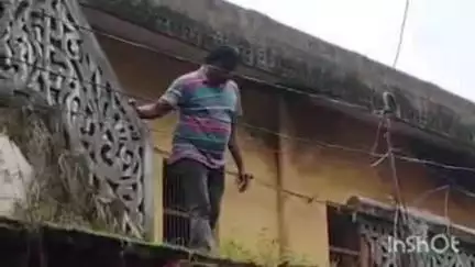 कोतमा: नगर पालिका की टीम ने कोतमा में जर्जर मकान को किया ज़मींदोज़