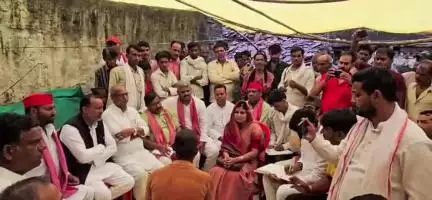 तालबेहट: चुनगी निवासी होमगार्ड की बीते दिनों हुई मौत के मामले में सपा के प्रतिनिधिमंडल ने परिवार जनों से की मुलाकात
