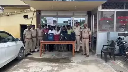 चंदौली: अलीनगर पुलिस और आरपीएफ ने शराब तस्करी के खिलाफ बड़ी कार्रवाई करते हुए अवैध शराब के साथ 5 तस्करों को किया गिरफ्तार