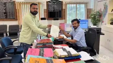 किशनगंज: पोठिया के जिला परिषद सदस्य ने डीएम कार्यालय में डीएम को सौंपा ज्ञापन