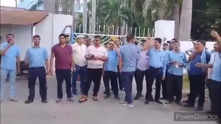 किच्छा: वेतन को लेकर किच्छा चीनी मिल के कर्मियों का प्रदर्शन जारी