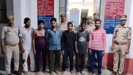 झांसी: उल्दन पुलिस ने ग्राम बिजना मवई रोड पर सार्वजनिक स्थान पर जुआ खेलते 6 जुआरियों को किया गिरफ्तार, ₹15 हजार बरामद