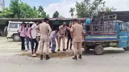 বিহপুৰীয়া: বঙালমৰাত বিধ্বস্ত জৰাজীৰ্ণ ৰাজ্যিক ঘাইপথ মেৰামতি কৰিলে বঙালমৰা আৰক্ষীয়ে