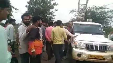 दलौदा: सीखेड़ी नई आबादी में बिजली कनेक्शन काटने पहुंचे कर्मचारी, अधिक बिल पर हुआ विवाद, वीडियो वायरल
