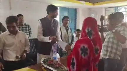 सहार: सहार प्रखंड परिसर में भूमिहीनों के सपनों को मिला सहारा, सैकड़ों भूमिहीन परिवारों को भूमि का पर्चा प्रदान किया गया