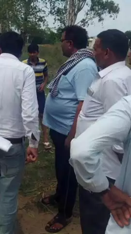 मवाना: हस्तिनापुर के गणेशपुर निवासी व्यक्ति द्वारा जमीन पर कब्जा होने की शिकायत करने के बाद जांच करने पहुंचा प्रशासन