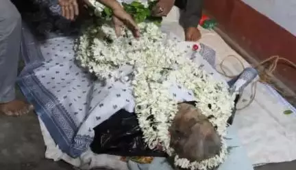 তমলুক: অভিষেক বন্দ্যোপাধ্যায় নির্দেশে ২ লক্ষটাকার আর্থিক ক্ষতিপূরণ দিলেন TMC জেলাসভাপতি শুকুতিয়ায় বাড়িভেঙে পড়া মৃত পরিবারে