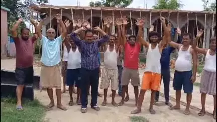 महराजगंज: हरियामा मध्य विद्यालय परिसर में घटिया सामान से भवन निर्माण पर ग्रामीणों का प्रदर्शन