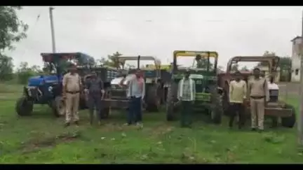 राजिम: गरियाबंद में प्रशासन की दबिश से खलबली, अवैध रेत परिवहन में लिप्त 6 वाहन पकड़े गए, राजिम-कोपरा में हुई बड़ी कार्रवाई