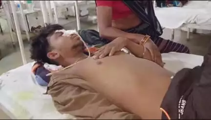 आबापुरा: लालाआड़ा गांव में दो बच्चों के पिता ने करंट लगने से दिमागी हालत खराब होने पर पिया जहर, एमजी अस्पताल में उपचार जारी