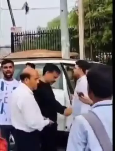 ग्वालियर गिर्द: ग्वालियर में फूल बाग पर मुख्यमंत्री को काले झंडे दिखाने का प्रयास किया गया