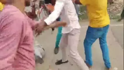 मंझनपुर: दरियापुर चौराहे पर सिगरेट पीने और बाइक हटाने को लेकर भिड़े 2 पक्ष, जातिसूचक शब्दों ने बढ़ाया बवाल