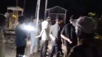 चरखारी: चरखारी नगर में हज़रत इमाम हुसैन की याद में मर्सिया पढ़ते हुए और मातम करते हुए निकाला गया जरी का ताजिया