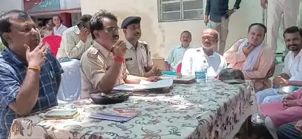 केवटी थाना sdpo सर C.O.एंव थाना प्रभारी  जनता के बीच मोहर्रम को लेकर हुईं शांति समिती का बैठक