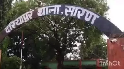 दरियापुर: दरियापुर थाना के पास पेड़ गिरने से दबकर एक महिला की मौत, एक युवक गंभीर घायल