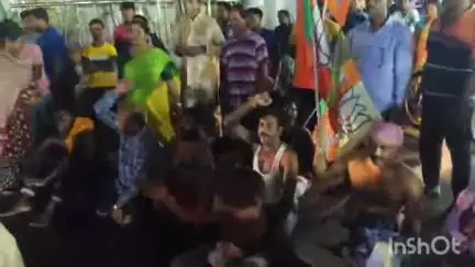 পোলবা-দাদপুর: পোলবার মহানাদের চৌমাথা সংলগ্ন এলাকায় পথ অবরোধ এবং বিক্ষোভ কর্মসূচি করল বিজেপি