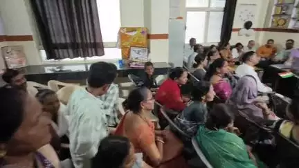 कैलारस: कैलारस में 37 साल सेवा के बाद ANM कुसुम श्रीवास्तव सेवानिवृत्त, स्टाफ ने दी भव्य विदाई