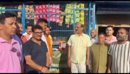 नरेन्द्रनगर: पोखरी बाजार में वन मंत्री सुबोष उनियाल ने आम जन के साथ शहीद विजय सिंह गुंसाई के चित्र पर श्रद्धांजलि दी
