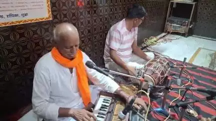 कन्नौज: कन्नौज शहर के मकरंदनगर स्थित हनुमान मंदिर में भजन संध्या कार्यक्रम का आयोजन, श्रद्धालु हुए मंत्रमुग्ध