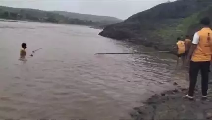 छोटी सरवन: दानपुर थाना क्षेत्र की कुंदन नदी में चालक की तलाश 26 घंटे बाद भी जारी