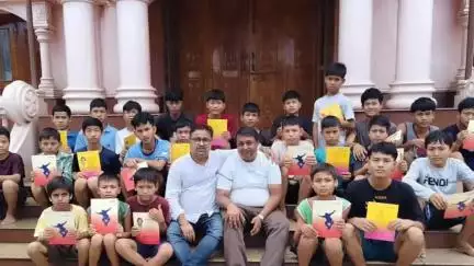 হাইলাকান্দি: রামকৃষ্ণ সেবা সমিতি প্রাঙ্গণে শিক্ষার্থীদের সাথে মতবিনিময় করে পড়াশোনার অগ্রগতির খোঁজ নেন রোটারি ক্লাবের প্রাক্তন সভাপতি