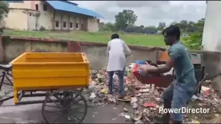 नैनपुर: नगर पालिका नैनपुर में सफाई व्यवस्था धराशाई, पार्षद ने खुद झाड़ू उठाकर की सफाई