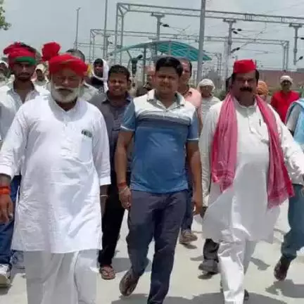 चुनार: नारायणपुर बाजार रेलवे स्टेशन के रेल अधीक्षक को सपा नेताओं ने सौंपा पत्रक