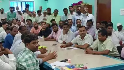 बसंतपुर: आवश्यक जानकारी के लिए बीएलओ घर-घर जाएंगे, छातापुर निर्वाची पदाधिकारी नीरज कुमार ने बसंतपुर में बीएलओ के साथ की बैठक