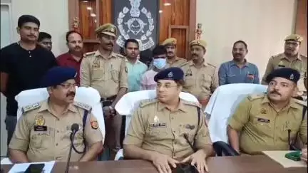 बीकापुर: गयासपुर में ज्वेलर्स की दुकान में चोरी का एसएससी अयोध्या ने किया खुलासा, रुपए और आभूषण के टुकड़े सहित चोर गिरफ्तार