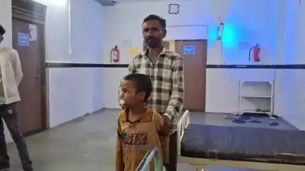 छतरपुर नगर: ग्राम बोकना में खेलते समय एक मंज़िला छत से गिरा मासूम, ज़िला अस्पताल में भर्ती