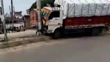 सहसवान: सहसवान में तेज रफ्तार डीसीएम डिवाइडर पर चढ़कर पोल में घुसी, चालक और परिचालक बाल-बाल बचे
