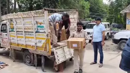 मधेपुरा: बिजली ऑफिस के पास NH-106 पर पुलिस ने पिकअप से 800 लीटर नशीली सिरप बरामद की, तीन तस्कर गिरफ्तार