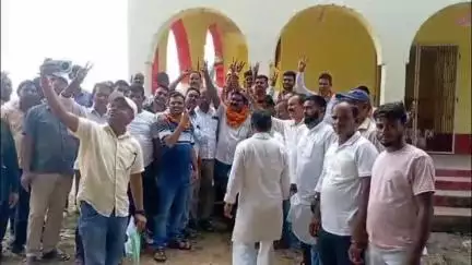 फुल्लीडूमर: माता थान दुर्गा मंदिर प्रांगण में राजद के धनंजय मंडल फिर बने प्रखण्ड अध्यक्ष