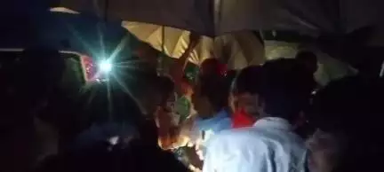 खातेगांव: विधायक आशीष शर्मा खिबनी खुर्द के प्रभावित आदिवासी परिवारों के बीच पहुंचे, मकान बनाने के लिए सामग्री उपलब्ध कराई