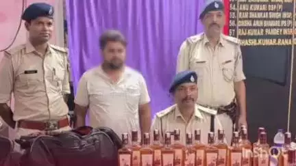 बिहटा: बिहटा चौक के पास पुलिस ने एक शराब कारोबारी को 67 लीटर अंग्रेजी शराब के साथ किया गिरफ्तार